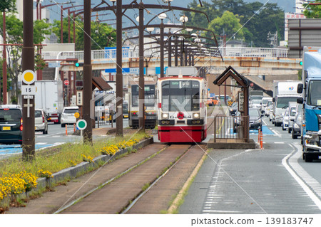 穿梭於豐橋市的電車與城市景觀 穿梭於豐橋市的電車與城市景觀 139183747