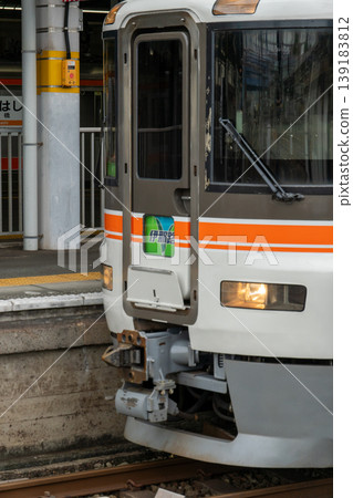 特快列車稻治373系列停靠豐橋站,車站一片靜謐。 特快列車稻治373系列停靠豐橋站,車站一片靜謐。 139183812