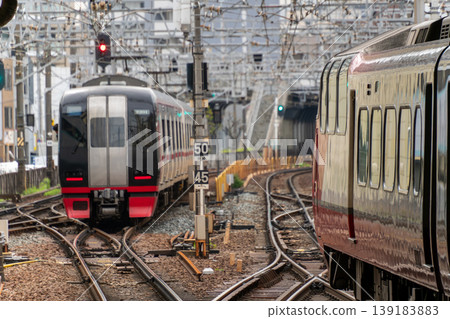 名鐵特快列車在金山車站來往的城市交通景象 名鐵特快列車在金山車站來往的城市交通景象 139183883