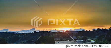 日出照耀著山,黎明的景色美不勝收。 日出照耀著山,黎明的景色美不勝收。 139184132