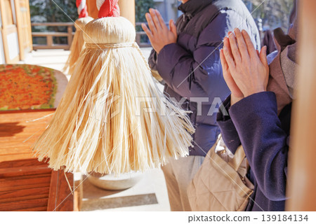 神社的鐘繩和雙手合十祈禱的人們:這是為新年和考試成功祈禱的場景。 神社的鐘繩和雙手合十祈禱的人們:這是為新年和考試成功祈禱的場景。 139184134
