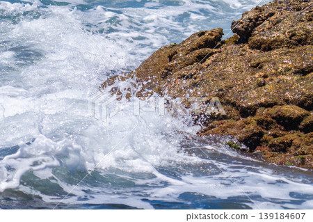 海浪拍打岩石 | 充滿活力的海洋自然風光 海浪拍打岩石 | 充滿活力的海洋自然風光 139184607
