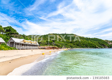 湛藍天空下的海灘 湛藍天空下的海灘 139185083