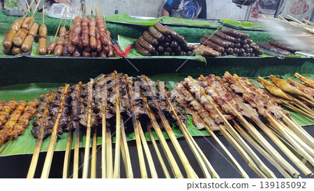 寮國瑯勃拉邦的夜市，販售新鮮出爐的烘焙食品。 139185092