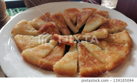 一種用木薯製成的烘焙甜點，木薯是寮國的常見食材。 139185094