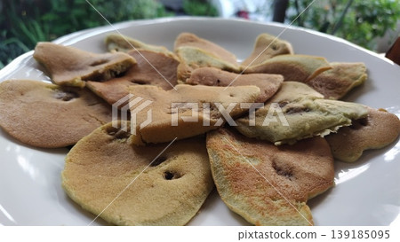 A baked confection made from cassava, a popular ingredient in Laos. 139185095