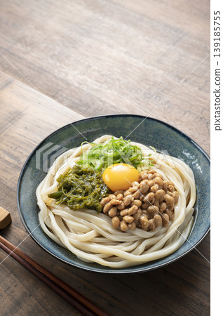 Sticky Udon Noodles with Mekabu Seaweed 139185755