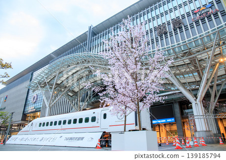 博多車站展出的新幹線800系列車(「燕之大冒險」)。 博多車站展出的新幹線800系列車(「燕之大冒險」)。 139185794