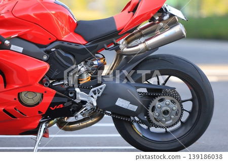義大利製的紅色摩托車 義大利製的紅色摩托車 139186038