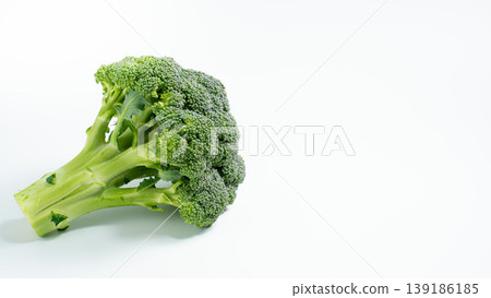 綠花椰菜置於白色背景前 綠花椰菜置於白色背景前 139186185
