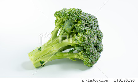 綠花椰菜置於白色背景前 綠花椰菜置於白色背景前 139186186