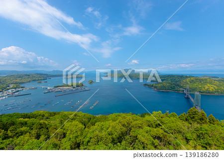 從鹿兒島縣長島町的哈里奧公園眺望竹島和魚市場。 139186280