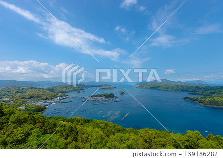 從鹿兒島縣長島町的哈里奧公園眺望竹島和魚市場。 從鹿兒島縣長島町的哈里奧公園眺望竹島和魚市場。 139186282