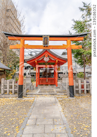 大將軍神社、東三座神社、神社內有:荒熊稻荷神社(平安京東部守護神)、藤原兼家神社 大將軍神社、東三座神社、神社內有:荒熊稻荷神社(平安京東部守護神)、藤原兼家神社 139186352