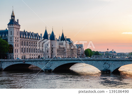 Conciergerie Castle and Bridge of Change over river Seine. 139186490