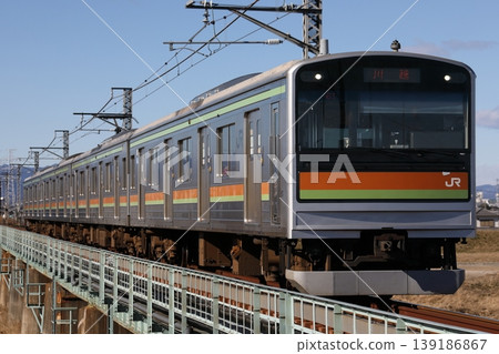 八公線 205系列 3000系列 83 號列車運行於西川越和實羽之間。 八公線 205系列 3000系列 83 號列車運行於西川越和實羽之間。 139186867