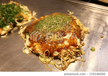 大阪燒是廣島的特色美食，在鐵板上烹調而成。 139186880
