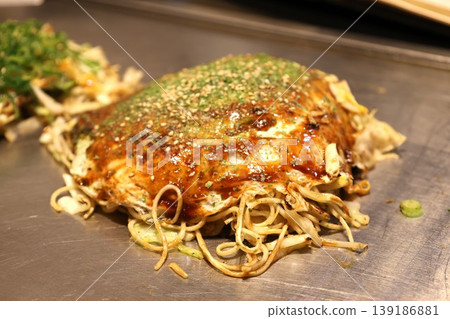 大阪燒是廣島的特色美食，在鐵板上烹調而成。 139186881