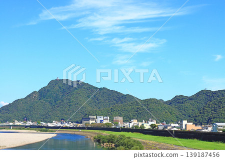 岐阜縣岐阜市長良川和金華山的風景 139187456