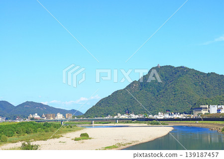 岐阜縣岐阜市長良川和金華山的風景 岐阜縣岐阜市長良川和金華山的風景 139187457