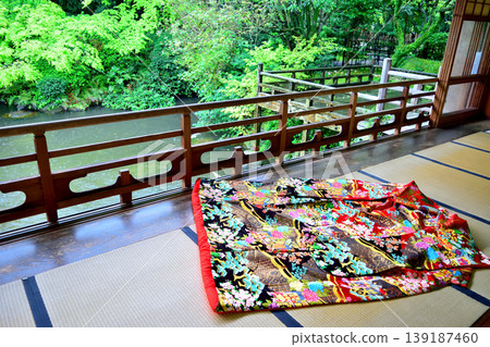 日式房間,俯瞰綠意盎然的花園,還有一件華麗的結婚和服。 日式房間,俯瞰綠意盎然的花園,還有一件華麗的結婚和服。 139187460