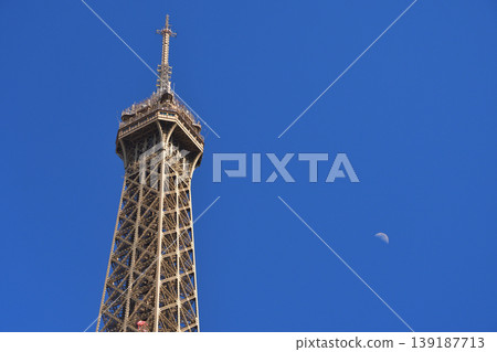 2026年4月23日,巴黎,白晝的天空中,艾菲爾鐵塔與月亮交相輝映。 2026年4月23日,巴黎,白晝的天空中,艾菲爾鐵塔與月亮交相輝映。 139187713