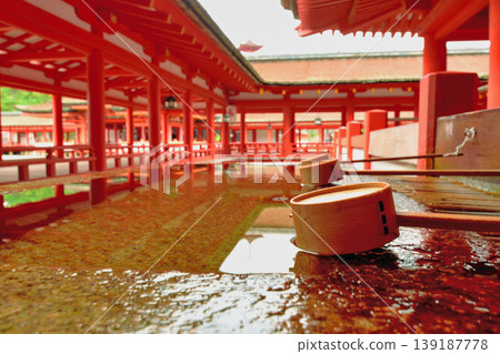 嚴島神社的淨身泉和朱漆迴廊 嚴島神社的淨身泉和朱漆迴廊 139187778