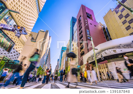 4月12日,東京街景。入境旅遊持續進行…銀座步行街擠滿了外國遊客。邁向新時代… 4月12日,東京街景。入境旅遊持續進行…銀座步行街擠滿了外國遊客。邁向新時代… 139187848