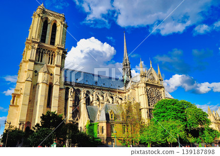 Exterior view of Notre Dame Cathedral in Paris 139187898