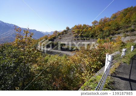 2025年10月30日,從352號國道栞峠下山的路向南眺望奧田巳方向。 2025年10月30日,從352號國道栞峠下山的路向南眺望奧田巳方向。 139187985