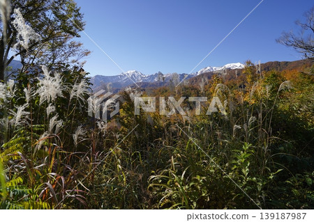 2025年10月30日，從352號國道栞峠下山前往奧田巳方向，眺望越後駒嶽山脈。 139187987