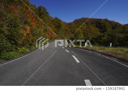 2025年10月30日,從栞峠下山前往奧田巳的352號國道。 2025年10月30日,從栞峠下山前往奧田巳的352號國道。 139187991