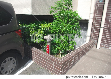 安裝在建築物景觀和周圍植物中的連接供水管道的進水口 安裝在建築物景觀和周圍植物中的連接供水管道的進水口 139188232