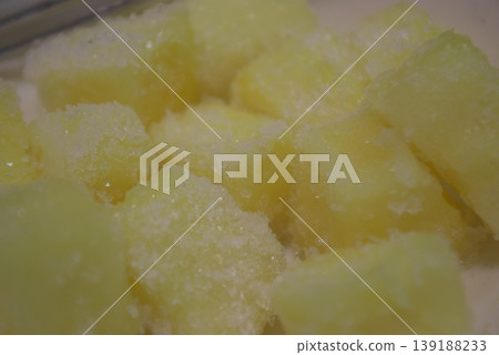 冷凍鳳梨塊,表面有一層冰的紋理 冷凍鳳梨塊,表面有一層冰的紋理 139188233