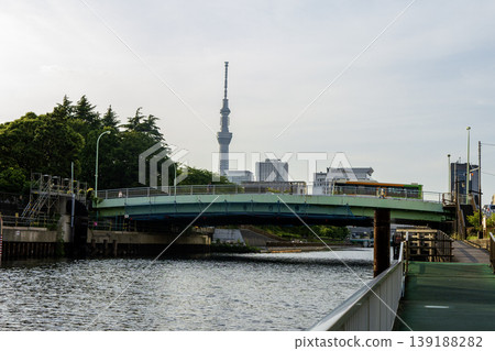 東京的城市景觀,由隅田川和東京晴空塔交織而成。 東京的城市景觀,由隅田川和東京晴空塔交織而成。 139188282