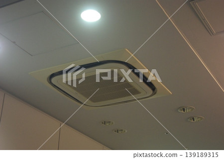 圖中展示了安裝在建築物天花板上的商用級嵌入式空調和筒燈。 圖中展示了安裝在建築物天花板上的商用級嵌入式空調和筒燈。 139189315