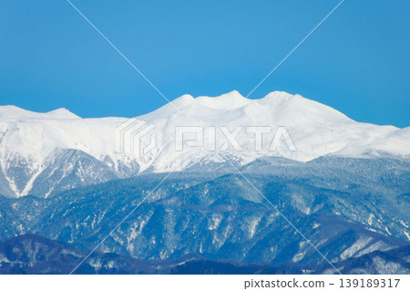 在藍天下,白雪皚皚的乘鞍山(劍峰)山頂清晰可見。 在藍天下,白雪皚皚的乘鞍山(劍峰)山頂清晰可見。 139189317