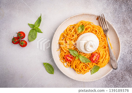 Pasta spaghetti with burrata and tomatoes Pasta spaghetti with burrata and tomatoes 139189376