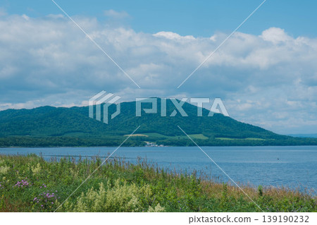 【北海道】北海道露營地的景色,廣闊的自然景觀在此展開。 【北海道】北海道露營地的景色,廣闊的自然景觀在此展開。 139190232