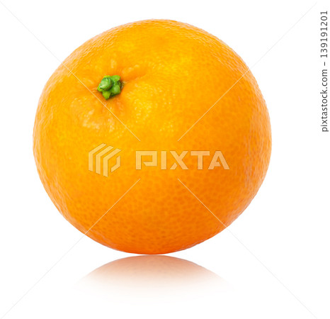 Ripe organic mandarin or tangerine with reflection isolated. Whole single clementine with clipping path. Ripe organic mandarin or tangerine with reflection isolated. Whole single clementine with clipping path. 139191201