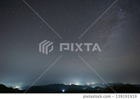 日本兵庫縣上野山高原美麗的星空 日本兵庫縣上野山高原美麗的星空 139191919