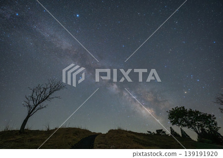 The beautiful starry sky of Kaminoyama Plateau in Hyogo Prefecture, Japan The beautiful starry sky of Kaminoyama Plateau in Hyogo Prefecture, Japan 139191920