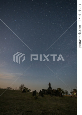 The beautiful starry sky of Kaminoyama Plateau in Hyogo Prefecture, Japan 139191925
