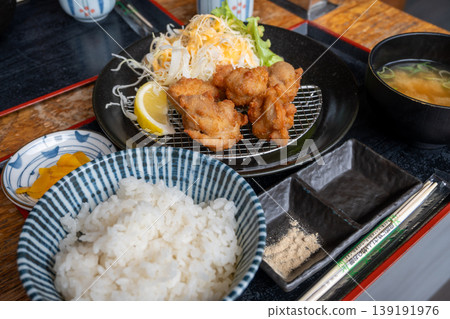 我在日本岡山縣吃到了一個非常美味的炸雞套餐。 139191976