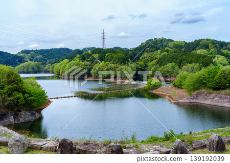Nara Nunome Dam, beautiful with fresh greenery; the lake surface has expanded due to rainfall (①) Nara Nunome Dam, beautiful with fresh greenery; the lake surface has expanded due to rainfall (①) 139192039
