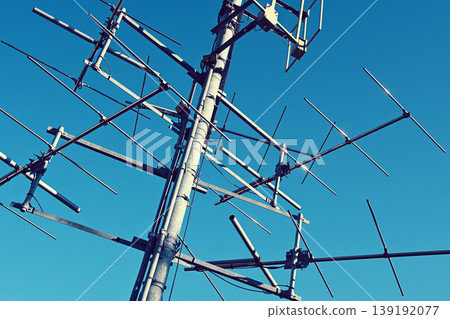 藍天和無線電塔天線 藍天和無線電塔天線 139192077