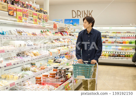 Men shopping in a supermarket 139192150