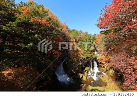 染紅秋葉的奧日光龍津瀑布 染紅秋葉的奧日光龍津瀑布 139192430