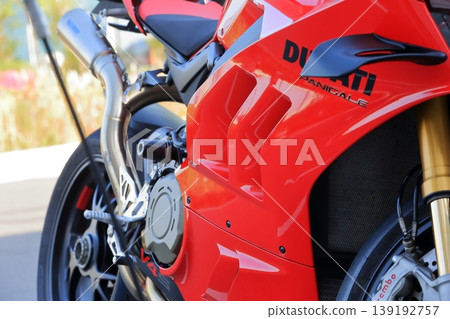 義大利製的紅色摩托車 義大利製的紅色摩托車 139192757