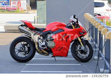 義大利製的紅色摩托車 義大利製的紅色摩托車 139192759